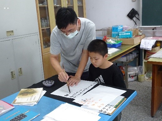 鼓勵孩子設定小目標，例如：每天寫一頁。（圖片3）