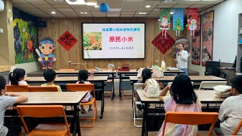 老師向學生們介紹小米相關知識（圖片1）