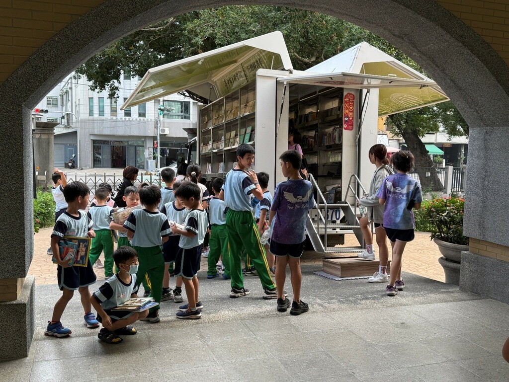 學生進入行動書車借書，營造校園閱讀氛圍。（圖片1）