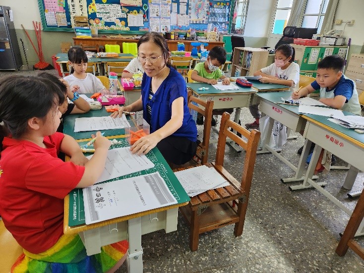 老師及時給予學生指導和幫助（圖片2）