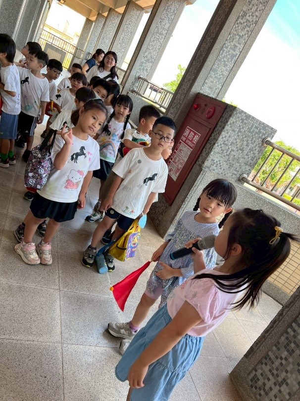 導覽人員介紹校園環境（圖片2）