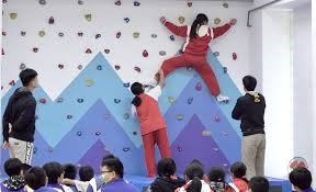 學生挑戰抱石牆（圖片1）