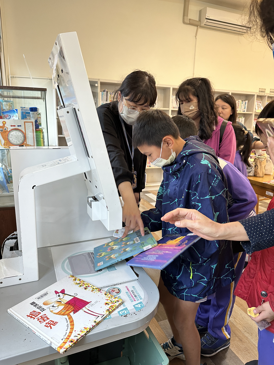 學生實際操作智慧自助借還書設備，感受科技的便利與樂趣。（圖片2）