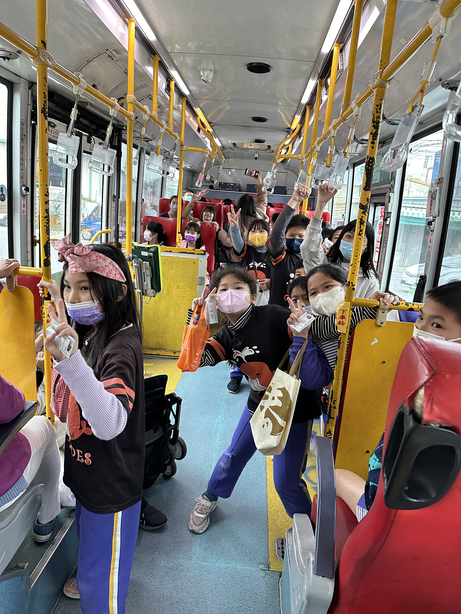 學生搭公車前往圖書館，沿途練習英語交通用語。（圖片1）