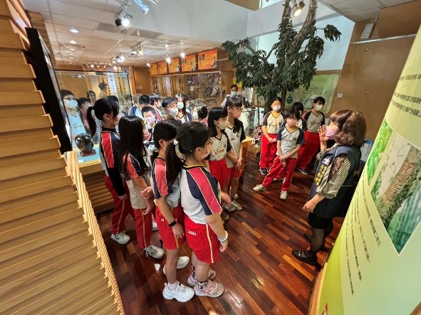 導覽員熱情介紹漆藝的歷史脈絡與精湛技術（圖片6）