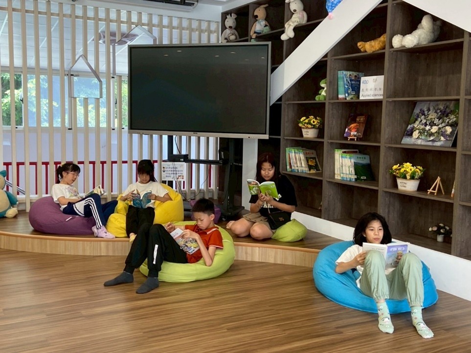 志工們的溫暖，讓圖書室成為學生放鬆與學習的好去處。（圖片2）