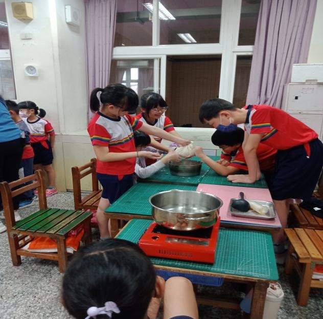 黃豆浸泡、打碎豆子、過濾豆渣等過程（圖片2）