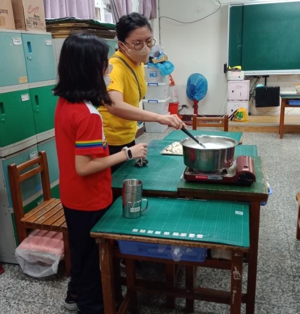 將濾好的豆漿液小火煮沸（圖片3）