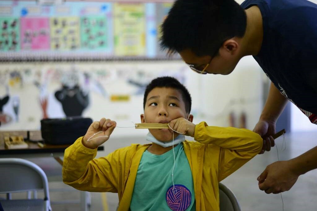 Temu老師指導正確吹奏口簧琴姿勢（圖片2）