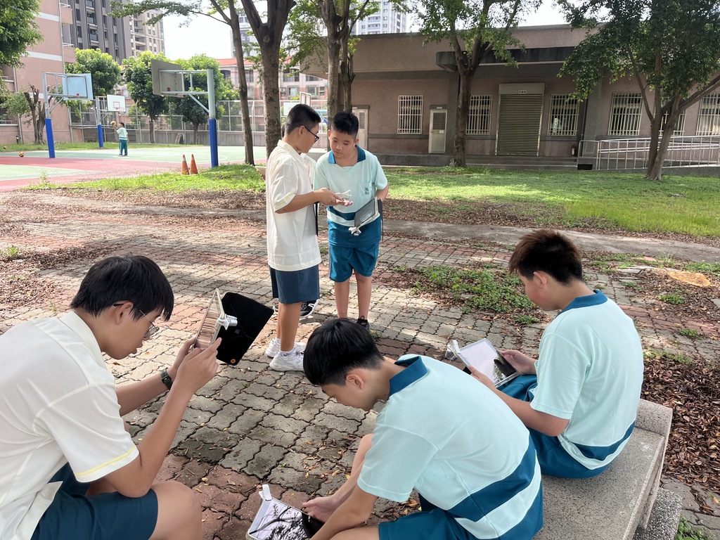 學生在闖關地點進行答題任務（圖片1）