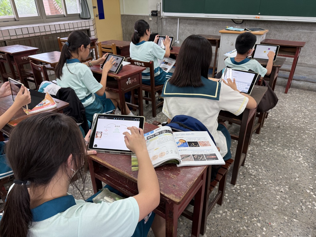 學生使用iPad自行製作自己的自然筆記（圖片3）