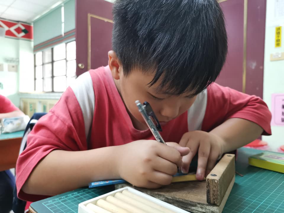 學生正聚精會神地製作口簧琴（圖片3）