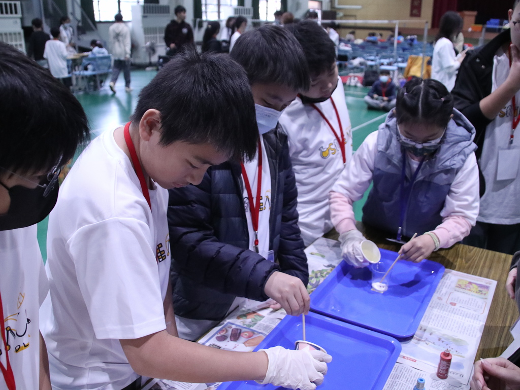 帶領國小學生參與趣味科學實驗（圖片2）