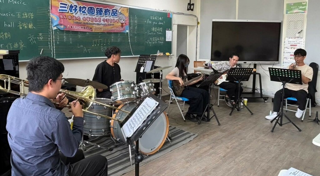 暑期爵士樂團認真練習情形（圖片1）