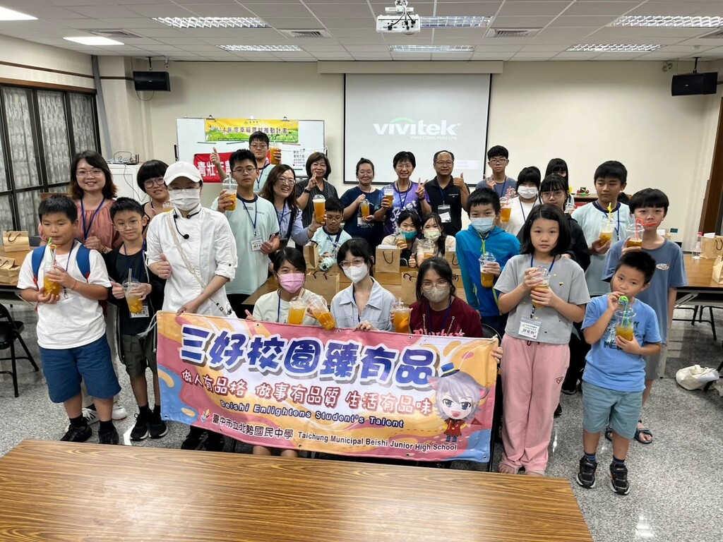 參加師生拿著鳳梨冰茶合影留念（圖片6）