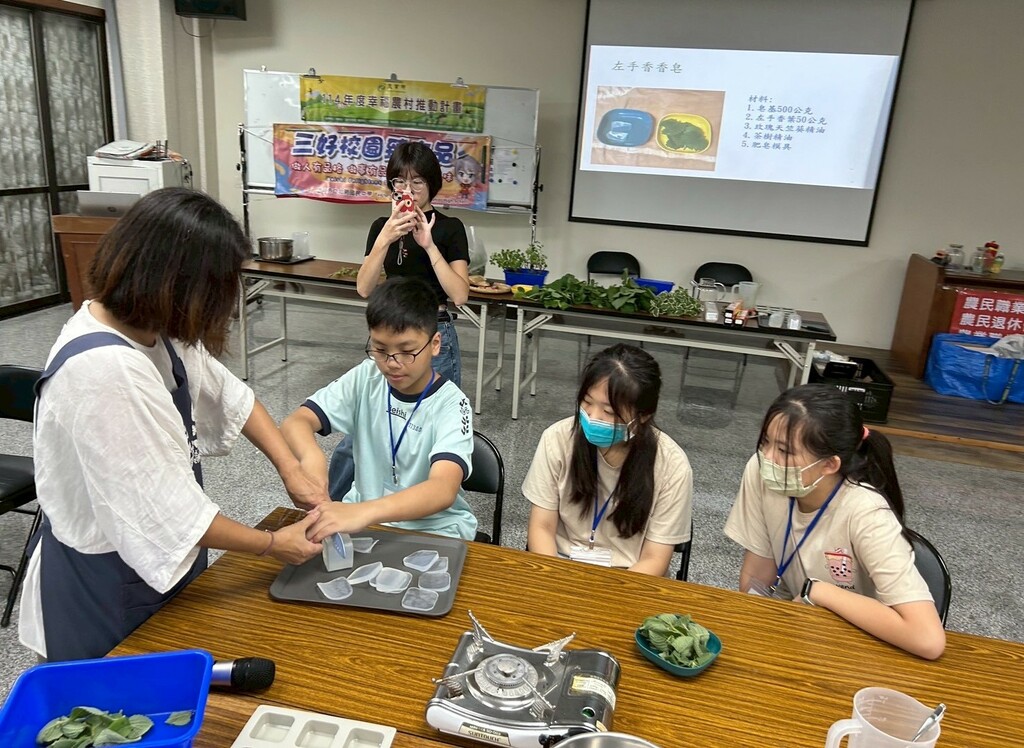 老師教學生如何切皂基（圖片3）