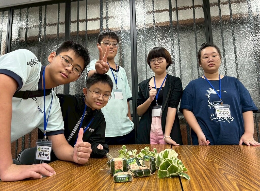 同學開心與手做左手香香皂合影（圖片4）