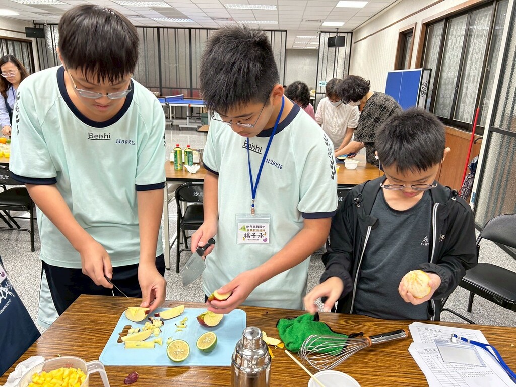 學生細心去果皮切碎丁（圖片5）