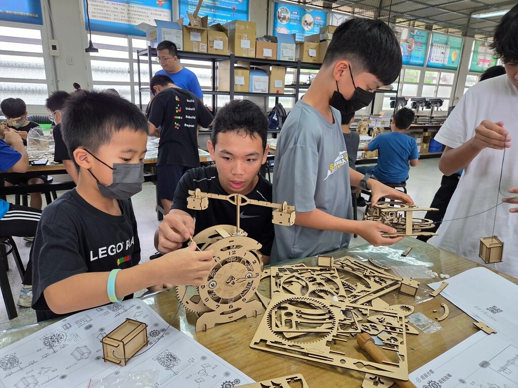 同學興致高昂專注做機械鐘（圖片7）