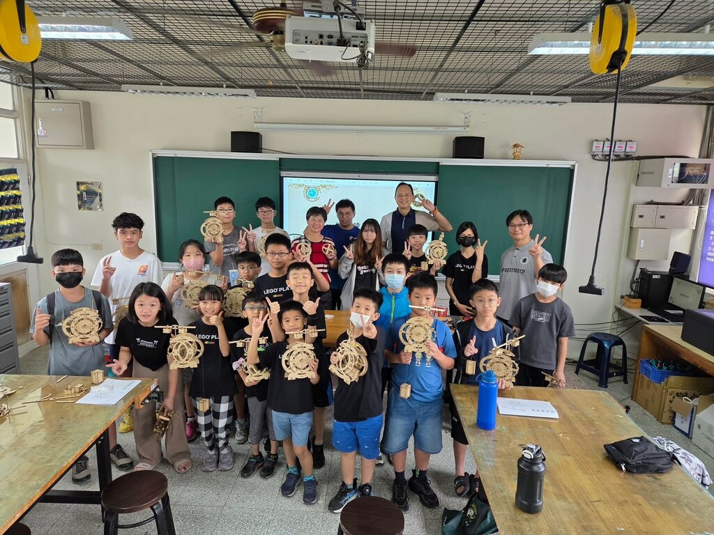 同學拿著機械鐘開心合影留念（圖片8）