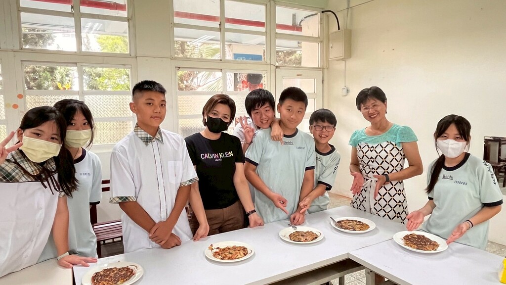 師生開心與菲律賓茄子煎蛋Tortang Talong合照（圖片10）