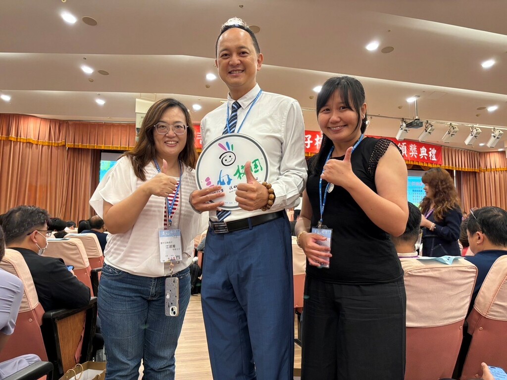 校長與學務主任及訓育組長合影留念（圖片13）