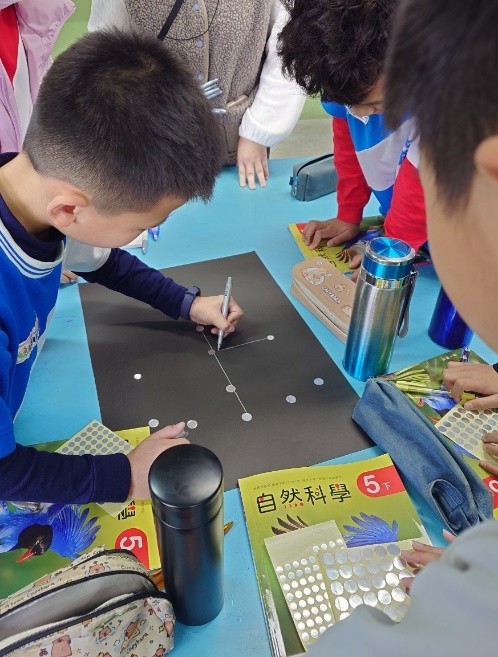 學生經過討論，完成了設計星座的連線。（圖片2）