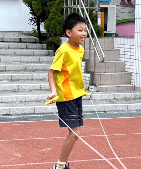 細繩在孩子們的腳下輕巧地翻飛（圖片2）