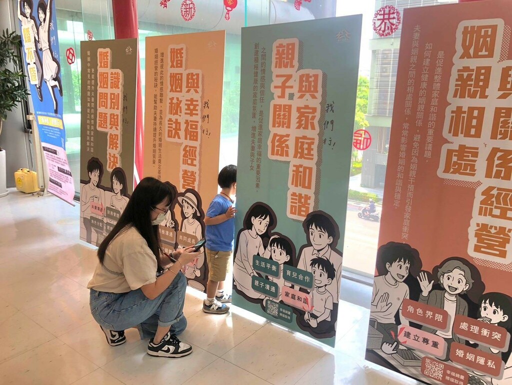 民眾觀展後透過QR Code掃描幸福錦囊資訊（圖片3）
