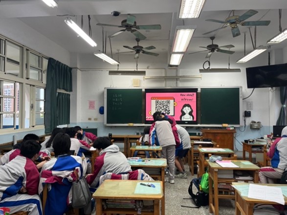 以異質小組進行合作學習，探討主題為「About period」和「How about Africa」（圖片1）