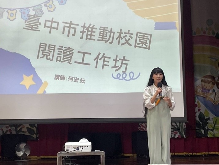 親子故事專家暨劇場工作者何安妘老師，向志工分享說演故事的技巧。