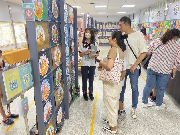 向來賓、家長與學弟妹介紹自己的作品。（圖片5）