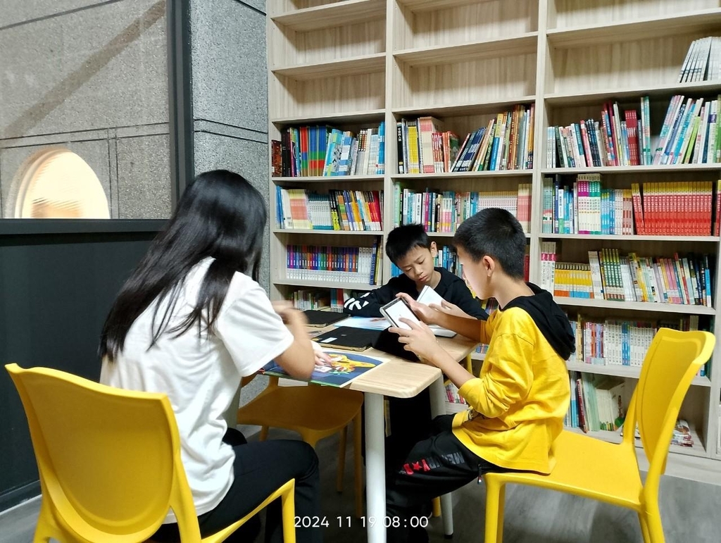 學生閱讀書籍後，利用行動載具進行閱讀認證。（圖片3）