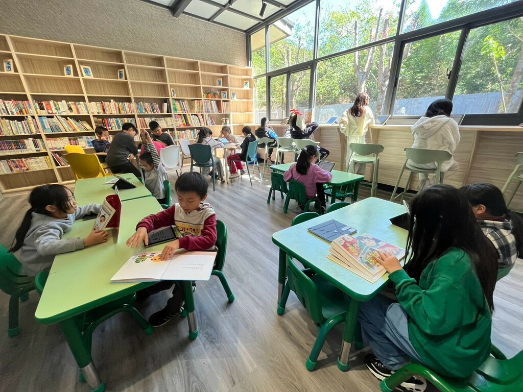 學生們在明亮舒適的閱讀空間中，沉浸在書香世界裡。（圖片4）