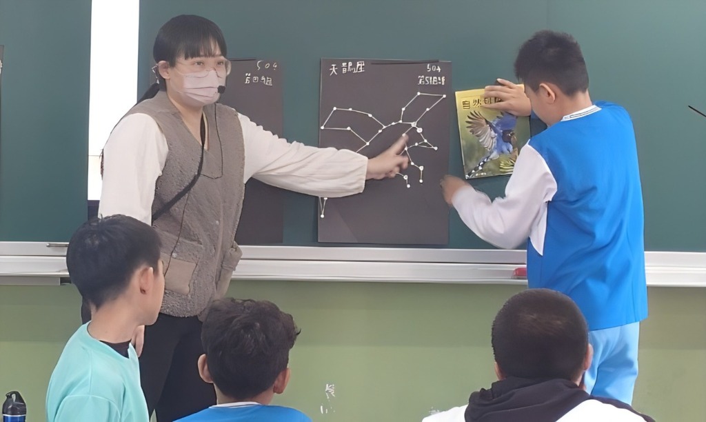 學生上台分享命名背後的想法與設計理念（圖片3）