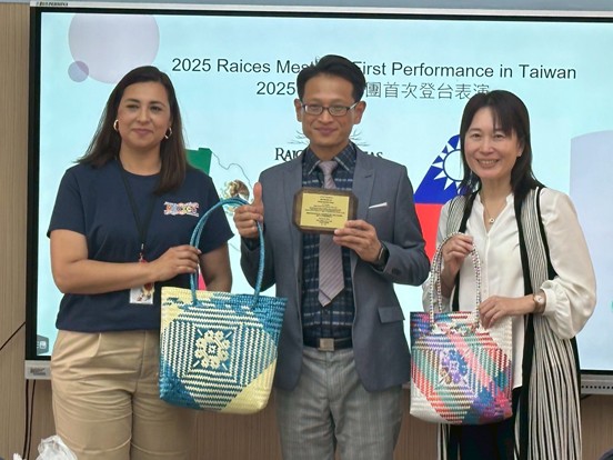 林秀燕老師策劃舞團交流-校長致贈紀念品(圖片1)