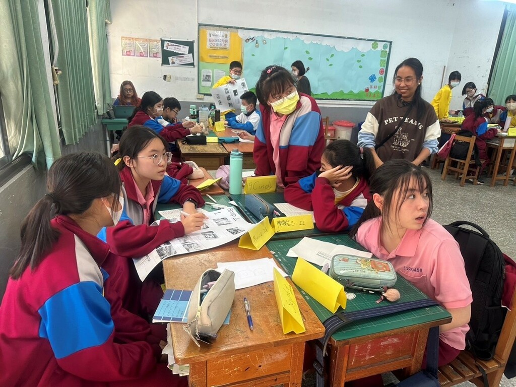 分組教學：學生彼此分享實況（圖片1）