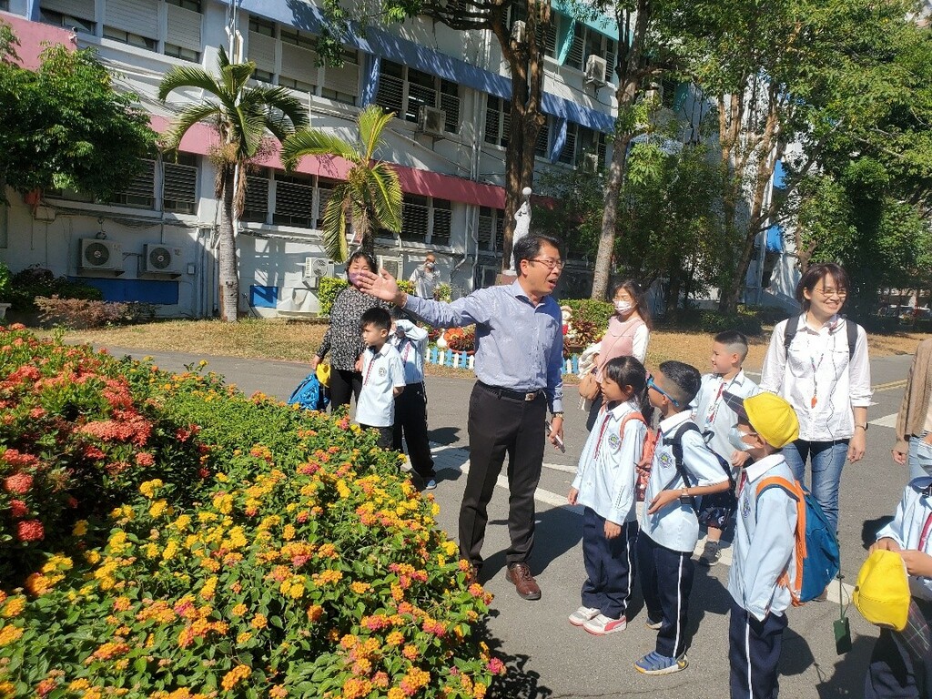 校長實踐教室在窗外、社區即教室的理念,親自帶學生進行戶外教育。(圖片3)