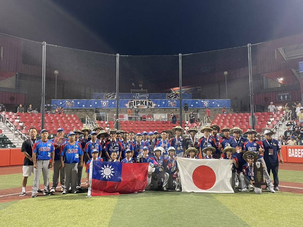 代表隊選手與日本隊合影（圖片2）