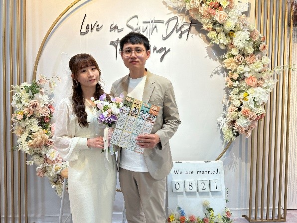 新婚夫妻在南區戶政事務所取得幸福錦囊書卡（圖片3）