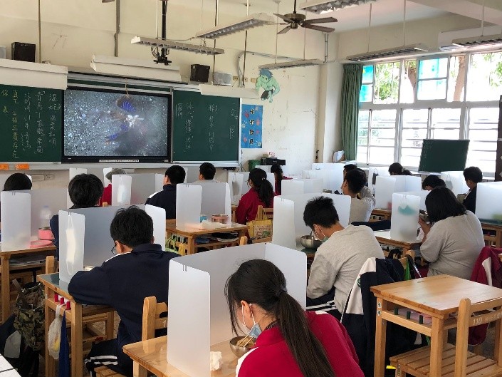 學生們盡情享用美味的營養午餐(圖片2)