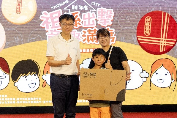 教育局蔣偉民局長將大獎送到幸運兒手中（圖片6）