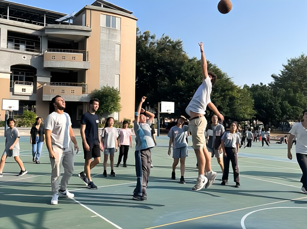 三和國小學生與臺大國際學伴一同打籃球(圖片2)