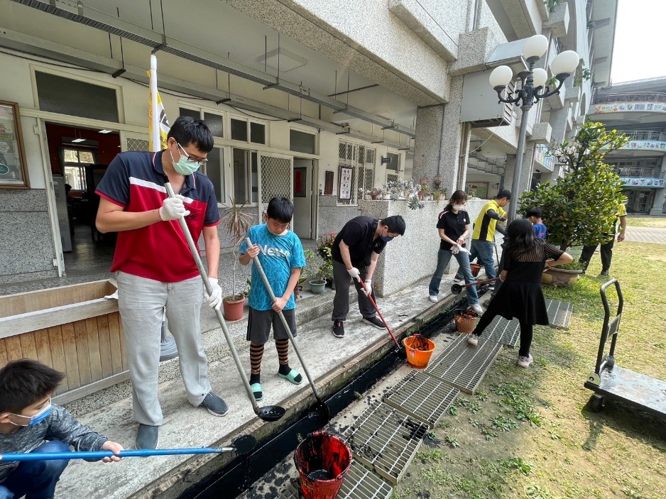 親師生共同清理校園水溝,維護校園環境。(圖片2)