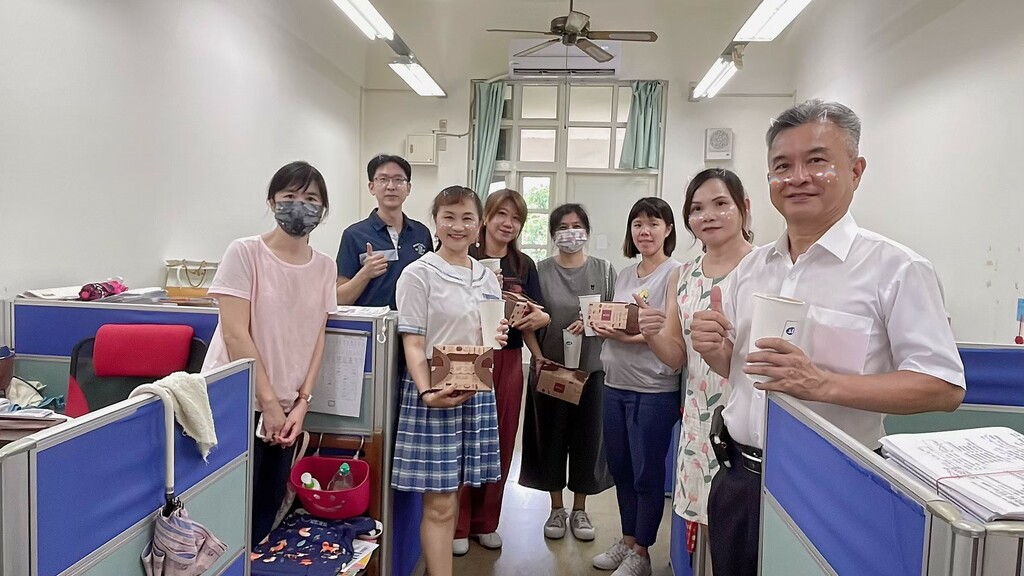 呂耀勳校友與林慧娟校長到教師辦公室致贈敬師禮（圖片2）