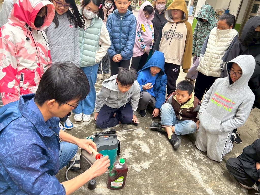 吳柏鋐老師教導學生如何稀釋光合菌和木黴菌（圖片3）