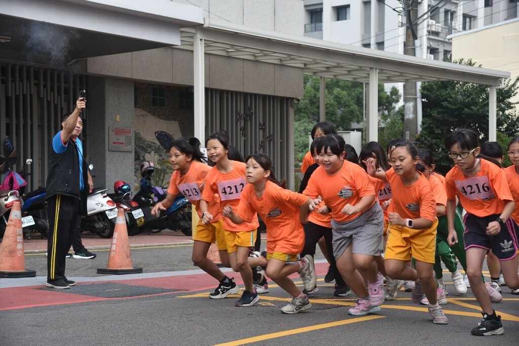 家長會林進發會長為路跑選手鳴槍（圖片2）