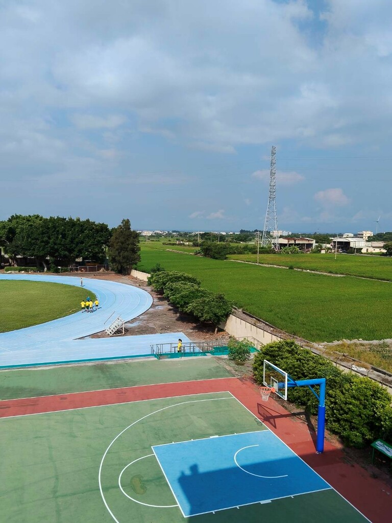 校園被綠意盎然的農田所包圍（圖片2）