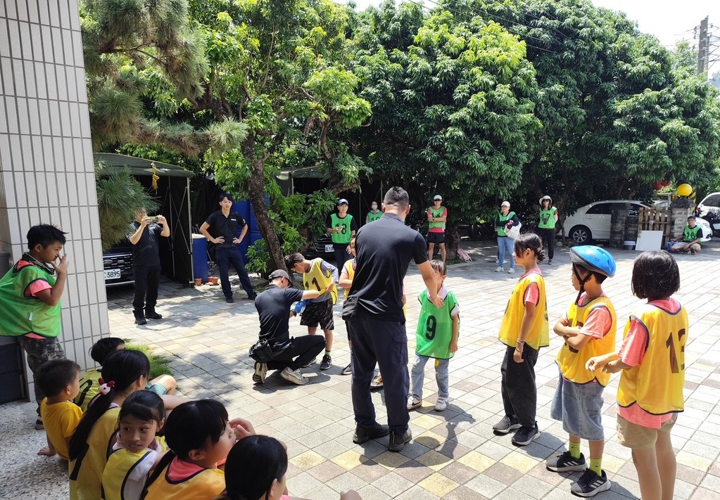 溪南派出所將交通安全、反詐騙與反毒觀念融入遊戲和情境模擬。（圖片2）