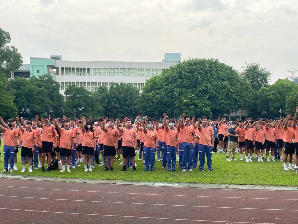 所有同學大聲宣誓喊出對自我的期許(圖片2)